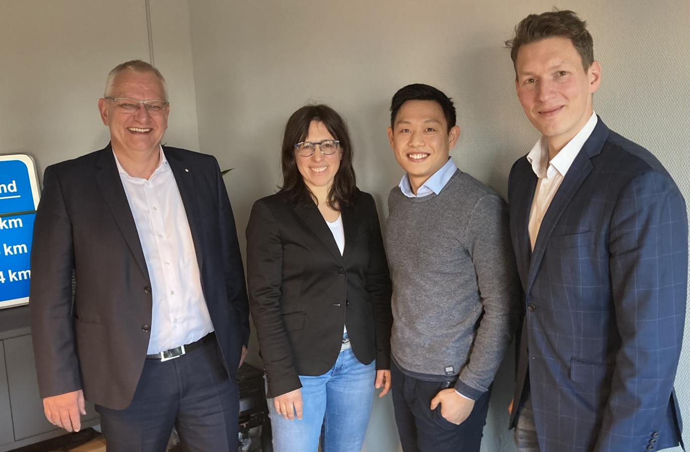 Bildunterzeile: Tuong Ly (Zweiter von rechts) zusammen mit Thomas Ganz (Niederlassungsdirektor), Silke Gummersbach (Personalentwicklung) und Sven Lünzer (Abteilungsleiter Personalfürsorge und Arbeitssicherheit - Personalentwicklung; von links).